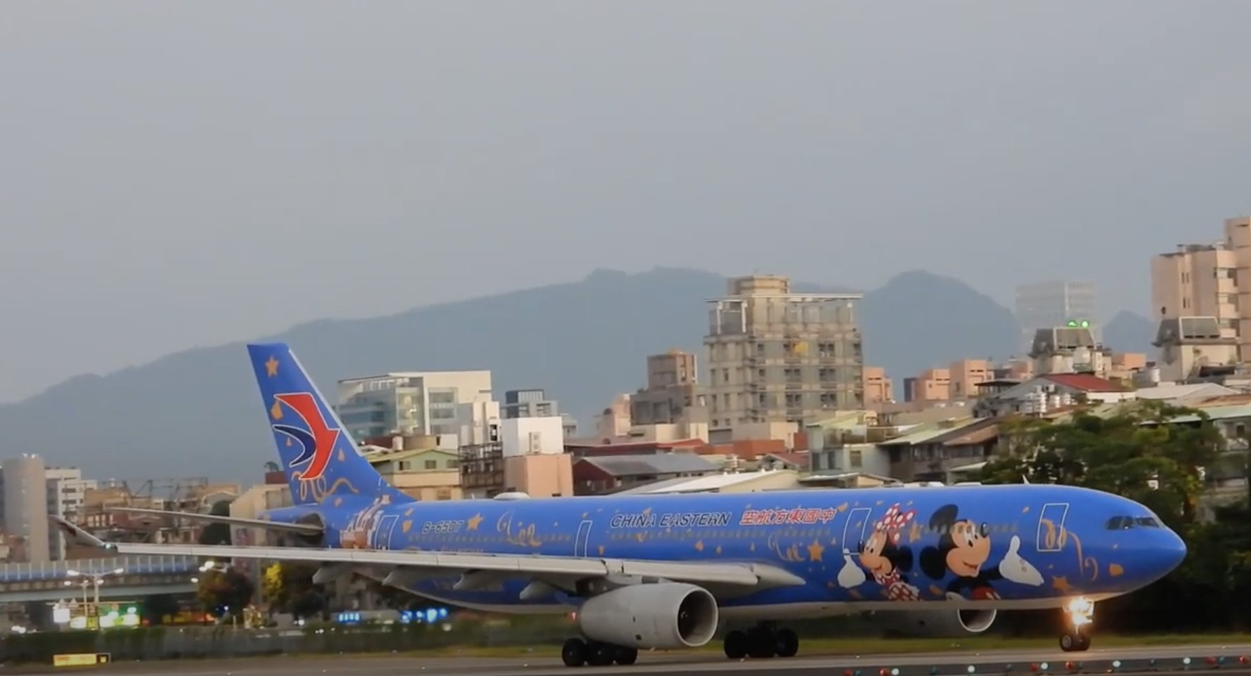 東方航空｜上海浦東飛桃園迪士尼彩繪商務艙及貴賓室空蕩蕩分享